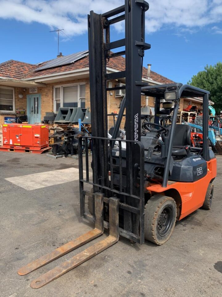 Toyota 62- 7FD25 fork lift - Image 4