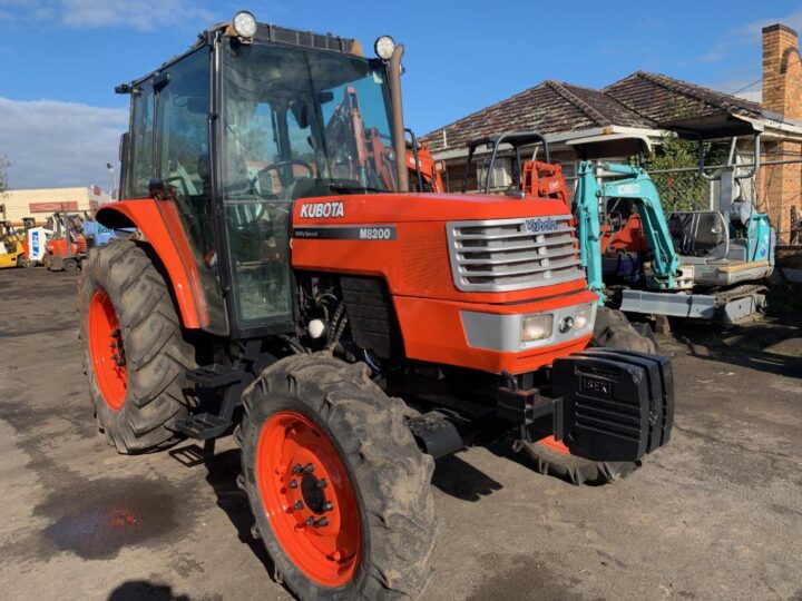KUBOTA M8200DT TRACTOR WITH CABIN - Image 2