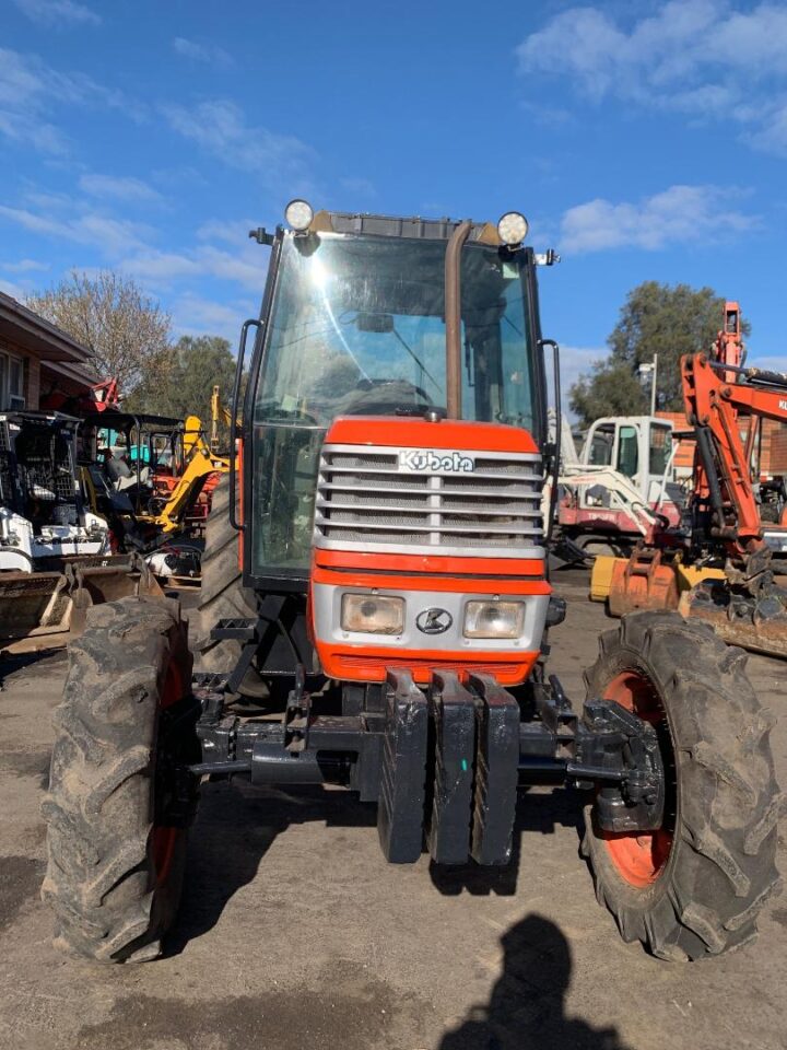 KUBOTA M8200DT TRACTOR WITH CABIN - Image 3