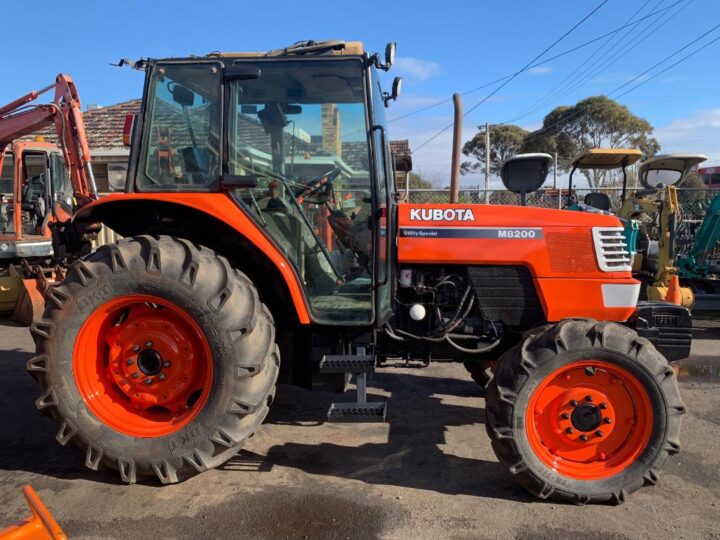 KUBOTA M8200DT TRACTOR WITH CABIN - Image 4