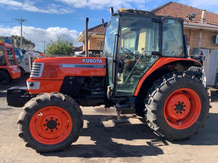 KUBOTA M8200DT TRACTOR WITH CABIN