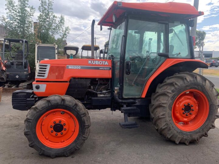 KUBOTA M8200DT TRACTOR
