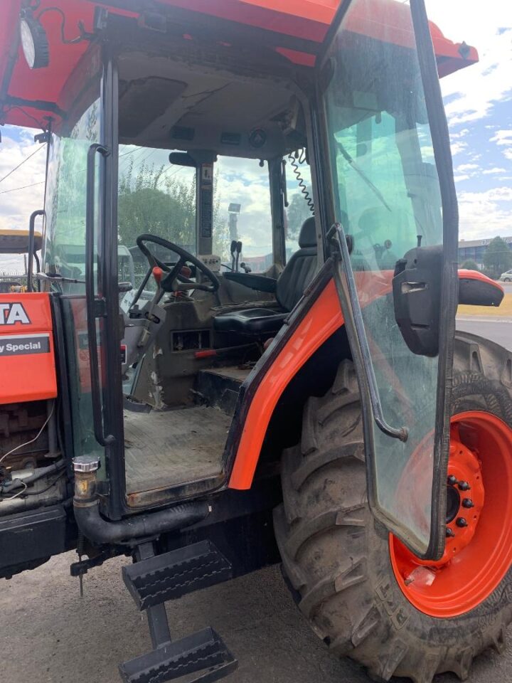 KUBOTA M8200DT TRACTOR - Image 20