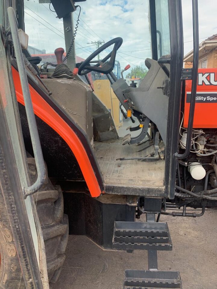 KUBOTA M8200DT TRACTOR - Image 10