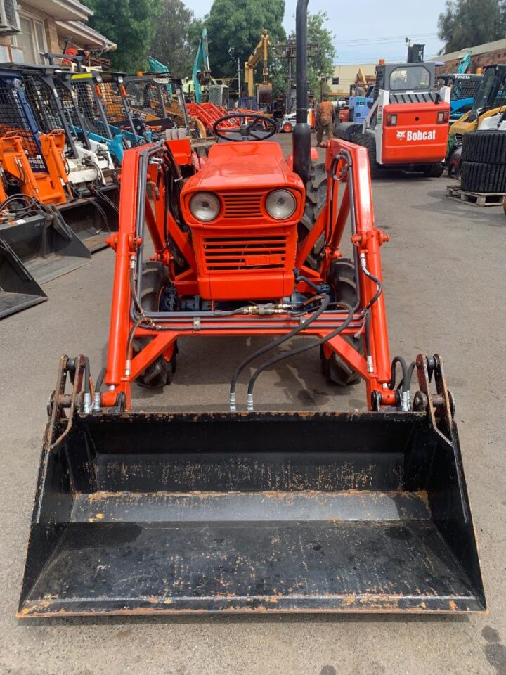 KUBOTA L1500 TRACTOR WITH FEL - Image 15