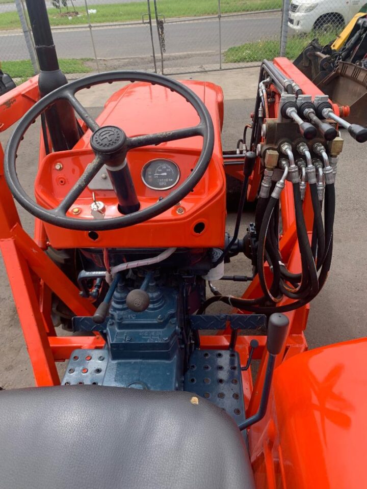 KUBOTA L1500 TRACTOR WITH FEL - Image 3